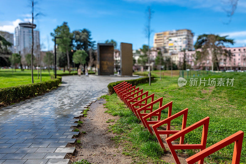 地拉那Lulishte Ismail Qemali公园的小路